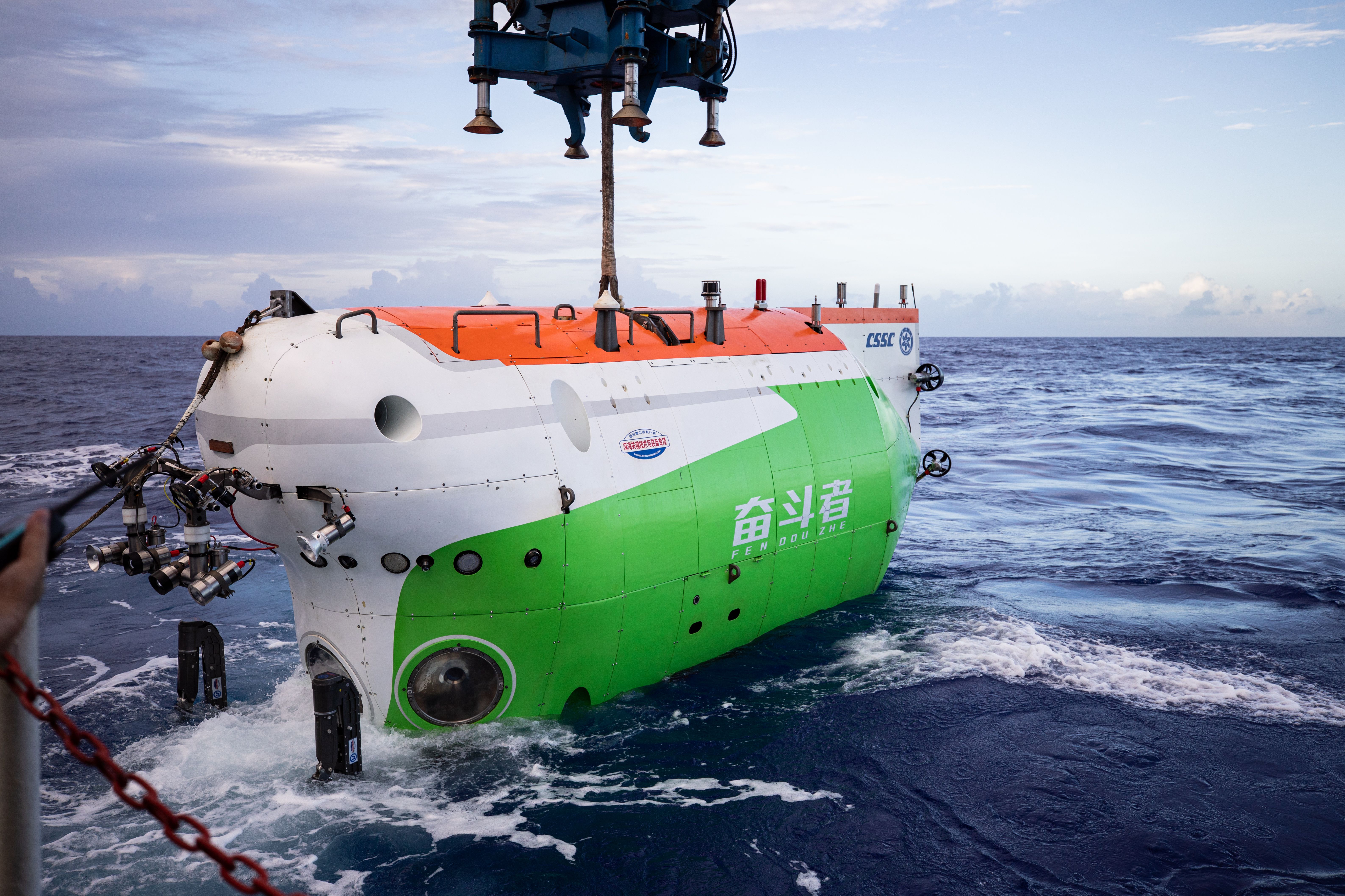 奋斗者号载人潜水器完成2021年度第二航段常规科考应用任务